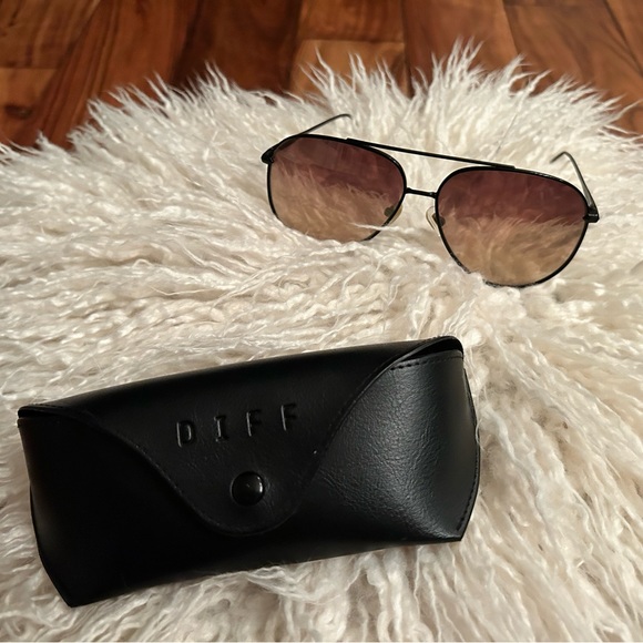 Diff Aviator sunglasses with brown gradient lenses. 💛 - Picture 2 of 2